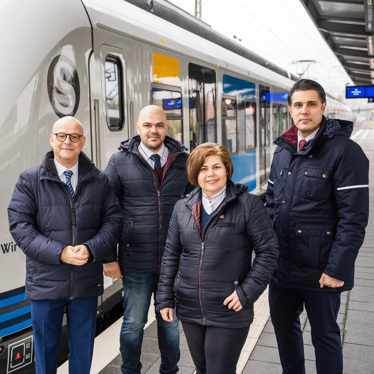 dbtraining's tweet image. Wie aus Geflüchteten Triebfahrzeugführende für die @SBahn_Stuttgart werden zeigt das Pilotprojekt zwischen @DBRegio_BW, #DBTraining, der @IHKStuttgart &amp;amp; der @Bundesagentur, initiiert von Verkehrsminister @WinneHermann.

🎬 Zum TV-Beitrag: db-training.de/tf-umschulung

@DB_Presse #DB