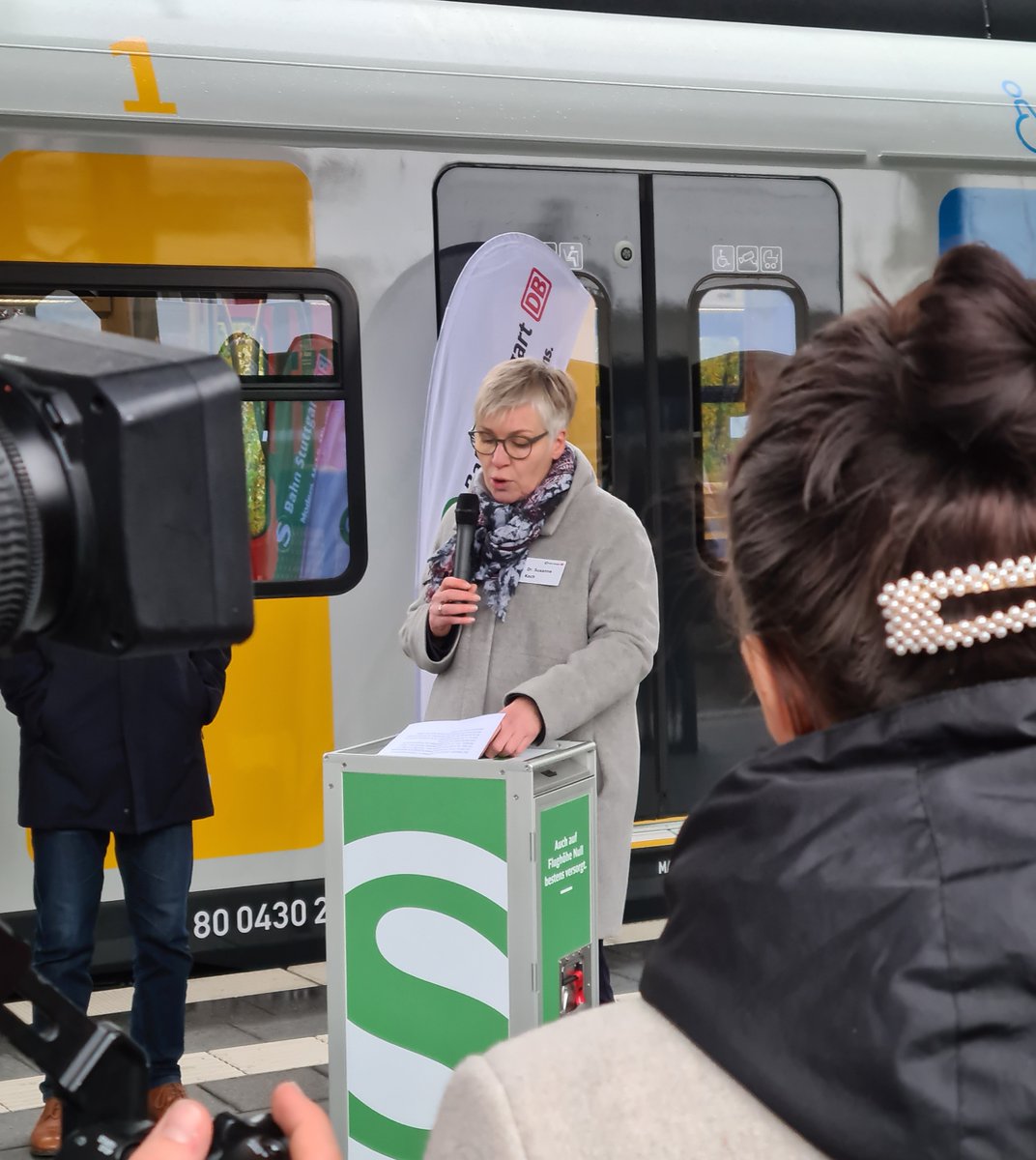 dbtraining's tweet image. Wie aus Geflüchteten Triebfahrzeugführende für die @SBahn_Stuttgart werden zeigt das Pilotprojekt zwischen @DBRegio_BW, #DBTraining, der @IHKStuttgart &amp;amp; der @Bundesagentur, initiiert von Verkehrsminister @WinneHermann.

🎬 Zum TV-Beitrag: db-training.de/tf-umschulung

@DB_Presse #DB