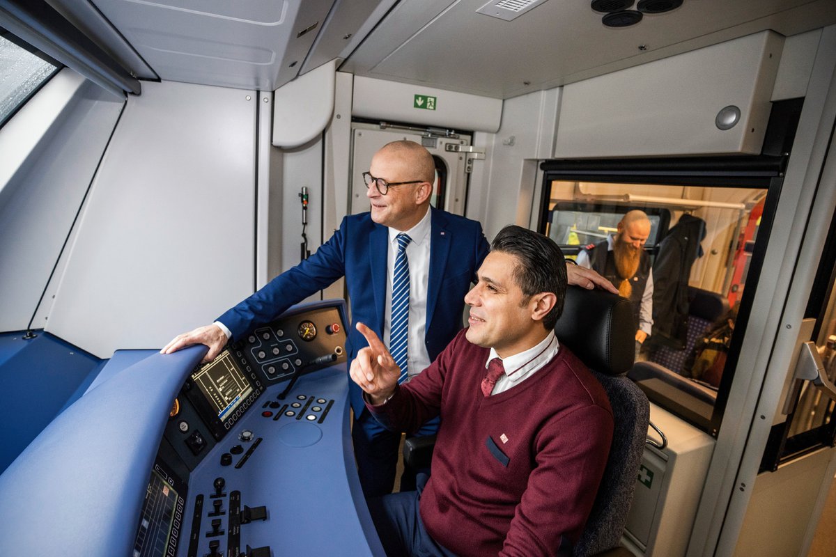 dbtraining's tweet image. Wie aus Geflüchteten Triebfahrzeugführende für die @SBahn_Stuttgart werden zeigt das Pilotprojekt zwischen @DBRegio_BW, #DBTraining, der @IHKStuttgart &amp;amp; der @Bundesagentur, initiiert von Verkehrsminister @WinneHermann.

🎬 Zum TV-Beitrag: db-training.de/tf-umschulung

@DB_Presse #DB
