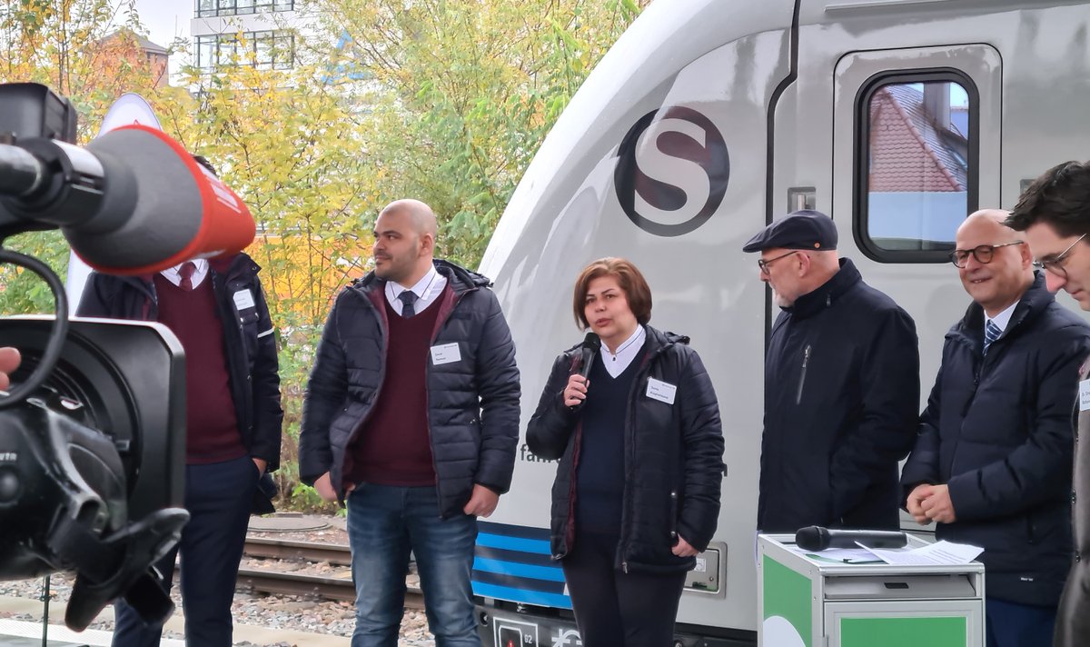 dbtraining's tweet image. Wie aus Geflüchteten Triebfahrzeugführende für die @SBahn_Stuttgart werden zeigt das Pilotprojekt zwischen @DBRegio_BW, #DBTraining, der @IHKStuttgart &amp;amp; der @Bundesagentur, initiiert von Verkehrsminister @WinneHermann.

🎬 Zum TV-Beitrag: db-training.de/tf-umschulung

@DB_Presse #DB