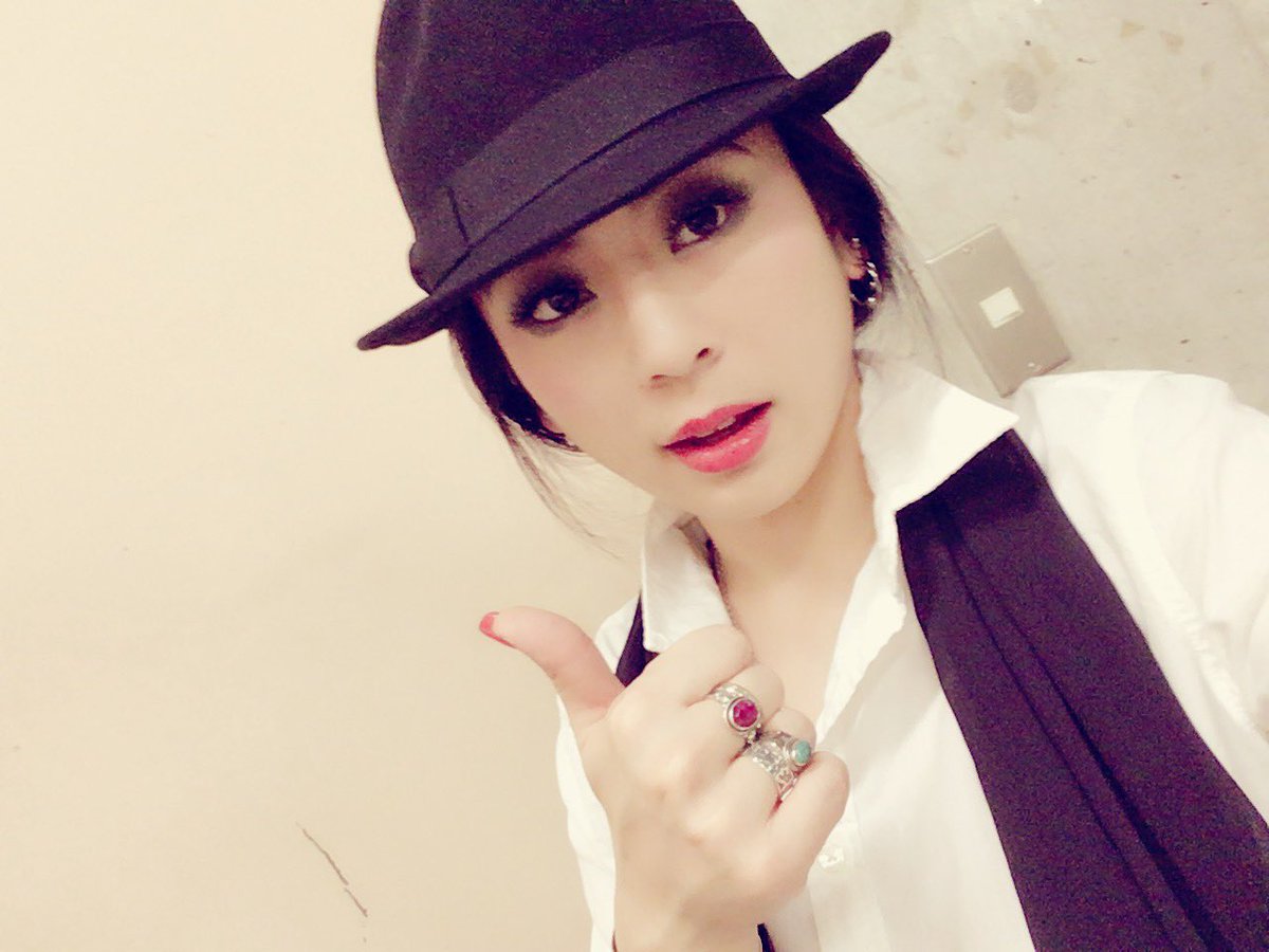 BellyElnaz's tweet photo. 来年の3月のノールーズ(イランの旧正月)はババキャラム踊るよ!場所はアルバンブラ。
イランの男踊りです✨
私、男装がなかなか似合うでしょ?笑
#エルナーズ #Elnaz #ペルシャンダンス #ババキャラム #国際アラビアンダンス協会 https://t.co/sdfHIhnVJP