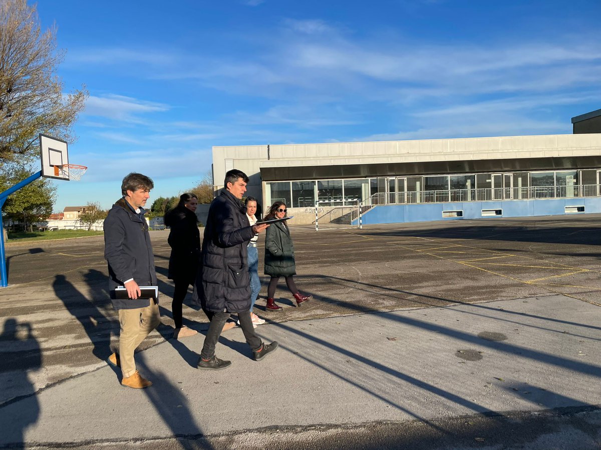 fergodani's tweet photo. 📸 Esta mañana hemos visitado el CEIP @eloyvillanuevaa para escuchar sus demandas. Los colegios públicos son responsabilidad del Ayuntamiento y están muy abandonados. Los patios están muy deteriorados y los niños y niñas se hacen heridas importantes en las caídas. Hay más HILO 🧵 https://t.co/AXO4WKLBc1