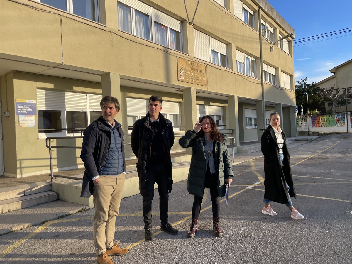 fergodani's tweet photo. 📸 Esta mañana hemos visitado el CEIP @eloyvillanuevaa para escuchar sus demandas. Los colegios públicos son responsabilidad del Ayuntamiento y están muy abandonados. Los patios están muy deteriorados y los niños y niñas se hacen heridas importantes en las caídas. Hay más HILO 🧵 https://t.co/AXO4WKLBc1