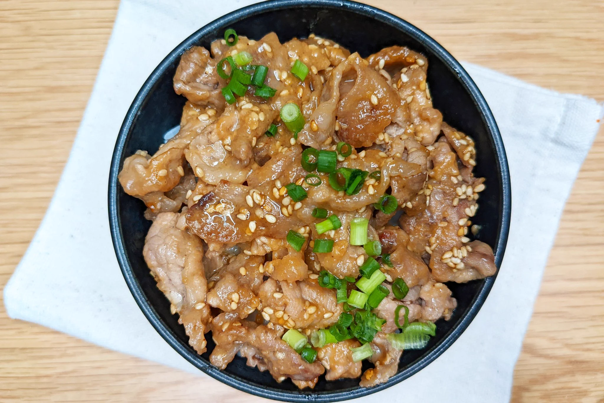 がっつりお肉を食べたい、そんな気分のときにもぴったりそう！豚肉を使った「丼もの」レシピ！