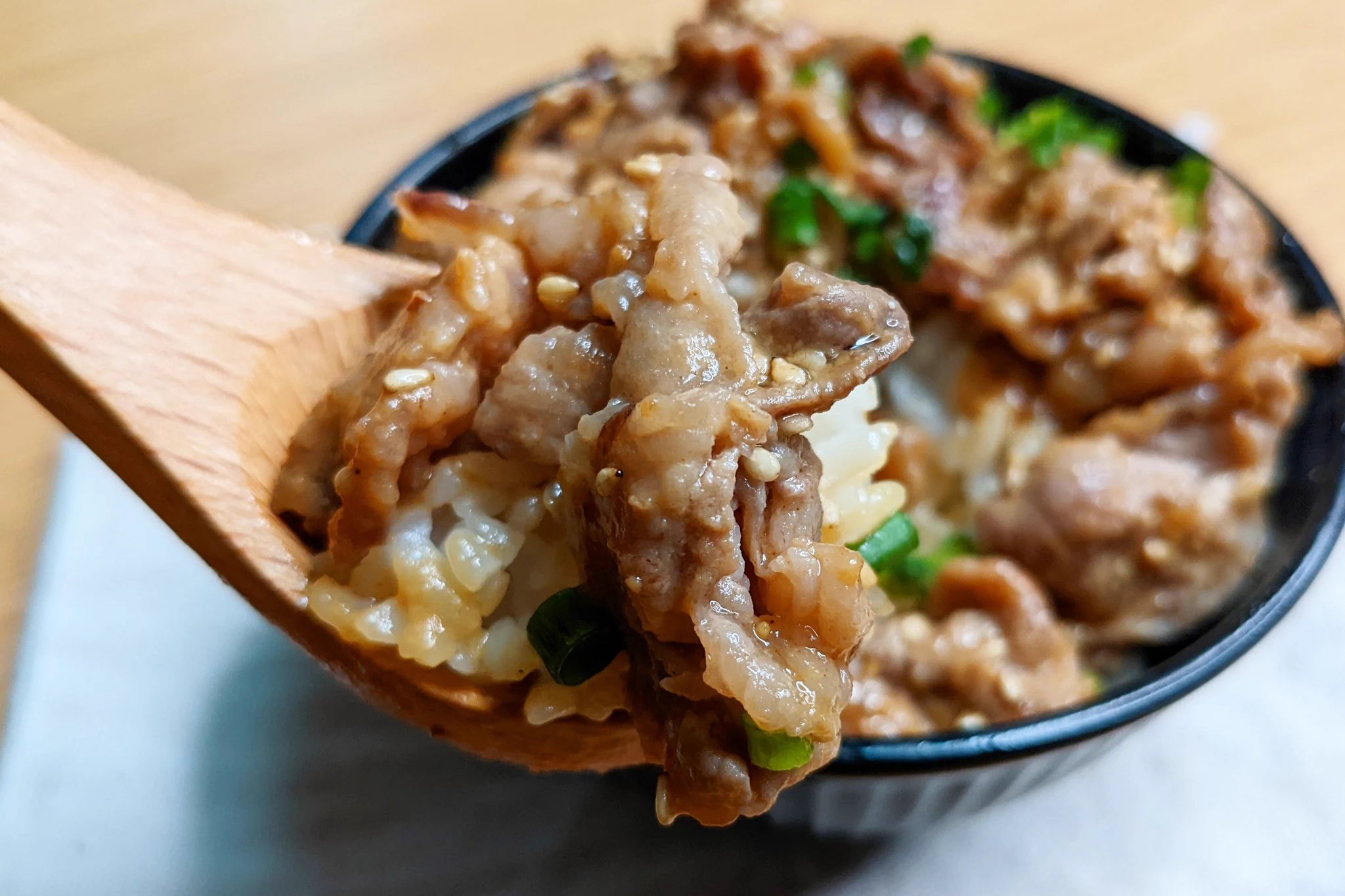 がっつりお肉を食べたい、そんな気分のときにもぴったりそう！豚肉を使った「丼もの」レシピ！