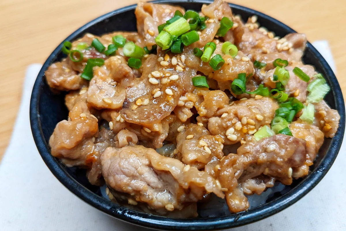 がっつりお肉を食べたい、そんな気分のときにもぴったりそう！豚肉を使った「丼もの」レシピ！