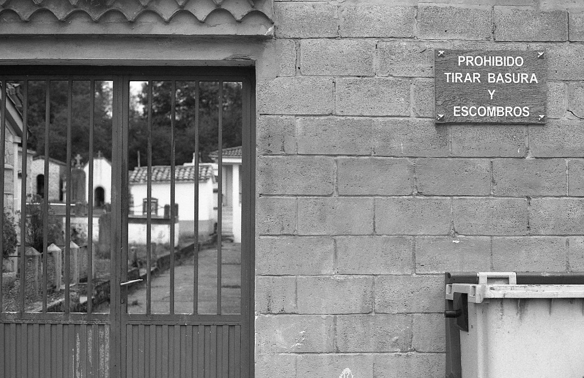 'Cementerio'
Shot in Asturias, Spain. August 2021.
#CANONA1 on <a href="/ILFORDPhoto/">ILFORD PHOTO</a> DELTA 100 film.