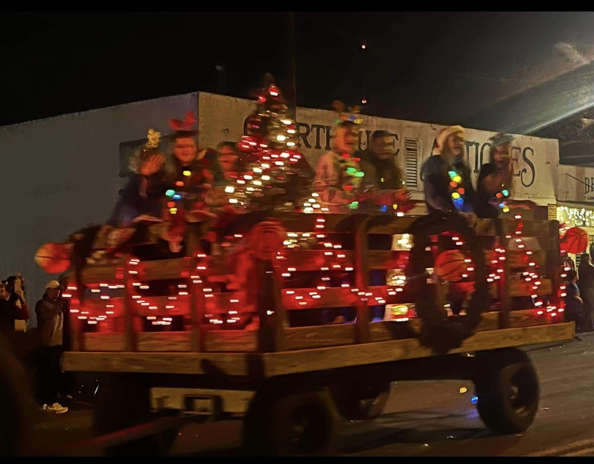 mjolly21's tweet photo. The JH basketball Lady Owls did an amazing job decorating their Christmas parade float. There is something so pure & enjoyable with smiles, laughs, & singing carols in a small town parade. 🏀💙🌲🦉 #ASCISD https://t.co/ZYbIcNSmUX