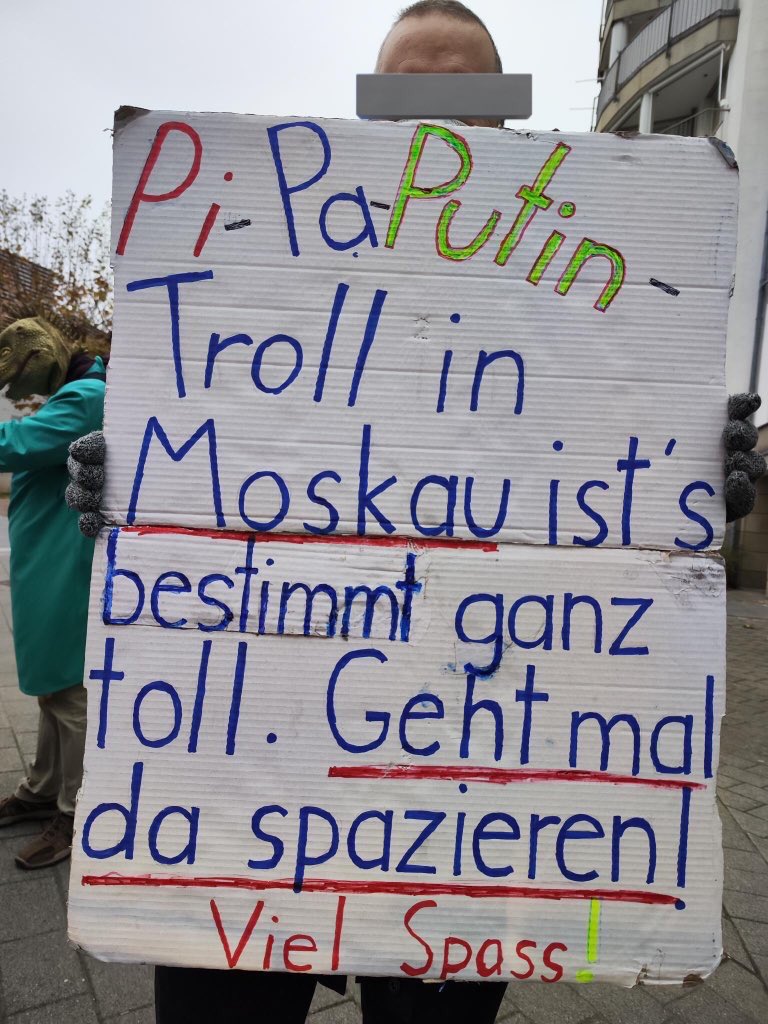 LoveGuerillos's tweet photo. 🖤❤️#Arschlochmontag #k0512  Montag kein Schontag für Schwurbel,Rechtsextreme u jeder Form von braunem Gesindel.
Ab 17:45 Uhr,Köln,gegenüber vom WDR-Laden in der Breite Strasse.
Gemeinsam #LautGegenNazis und Corona Faschisten  💙🤎
#NachDenRechtenSehen 
@KolnOmas @watchingyou81 https://t.co/WDmSwosc4m