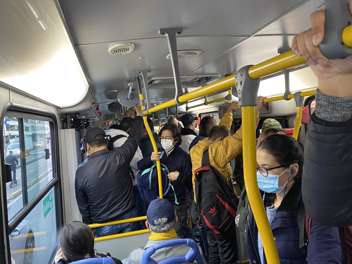 LuisFerDBayona's tweet image. Son lo peor, @TransMilenio SIETE buses seguidos para el 20 de julio en menos de cinco minutos (no se entiende por qué esa frecuencia). Llegan TRES buses seguidos, pero antes dos más uno tras otro! Uno para el P.el Dorado en 25 minutos que pasa repleto! #K86 #L82 hijueputas!