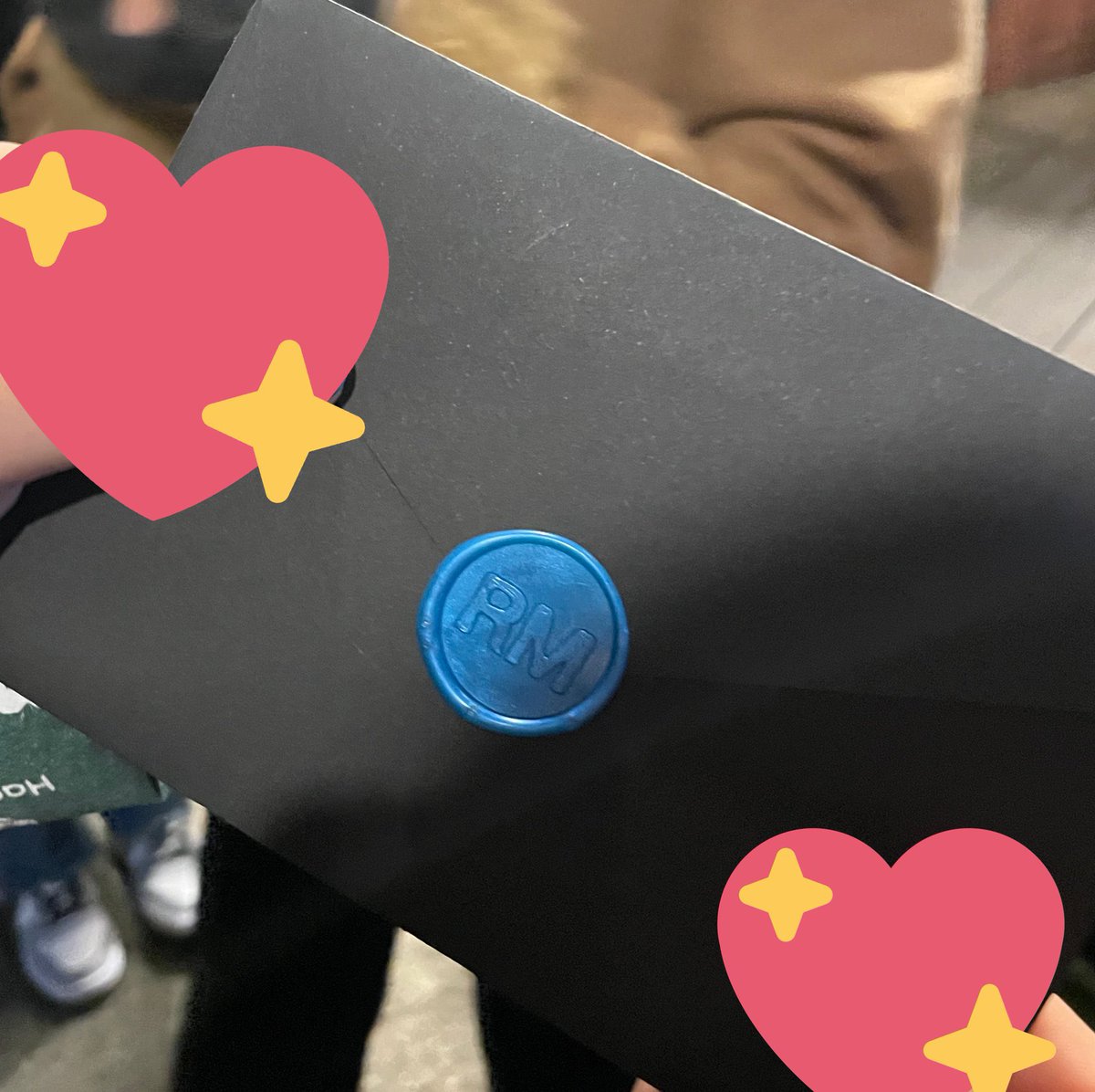 7btsupdates's tweet photo. 200 ARMY yang datang hari ini di kasih ini sama namjoon.

“Terima kasih banyak telah datang jauh-jauh!  Mari kita bersenang-senang!^^* 💙”

Btw kamera ARMY yg datang di tutup pake sticker semua jadi memang ga bisa ngerekam apa2 di dalam sana.

©️ging_jjk 
@BTS_twt 
-🐼 https://t.co/47N8PcU2Ag