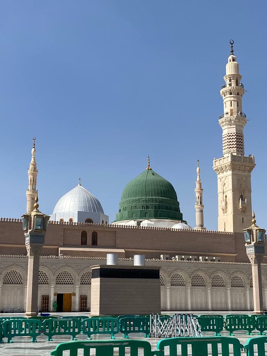 وتطيبُ دقّاتُ القلوبِ بذكرهِ
فتفيضُ شوقًا دافئًا وعَمِيما
هو رحمةُ الرحمن أشرقَ بالهُدى
صلّوا عليه وسلّموا تسليما