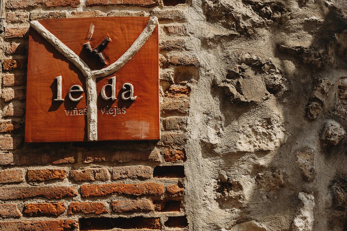 GaastroSpain's tweet photo. #BodegaLeda lanza al mercado dos auténticos #vinazos con #certificadoecológico: Más de Leda 2019 Ecológico y Leda Viñas Viejas 2019 Ecológico 🍷🔝
Además, durante 2023 saldrá una tercera referencia #ecológica: Guarda de Leda 🤩
+ info 👇🏼
https://t.co/3EqqUt65lJ
#gastrospain #wine https://t.co/n9HqnrliYn