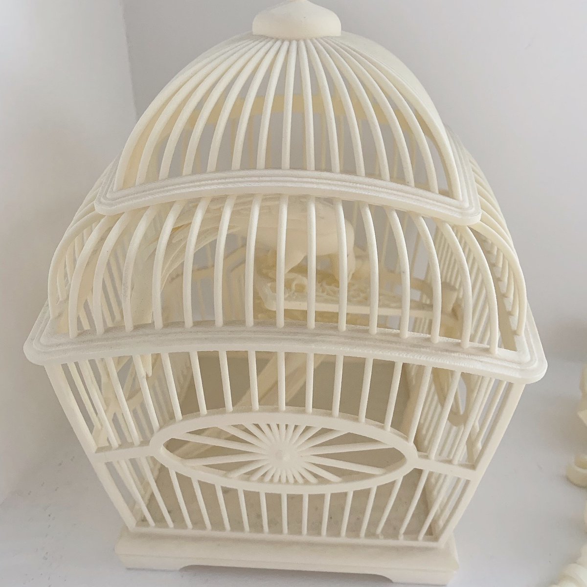 erpro_group's tweet photo. Voici notre jolie cage aux oiseaux réalisé grâce à la technologie SLS. 🦜

#erpro #impression3d #3Dprinting https://t.co/eHiPNodQfw