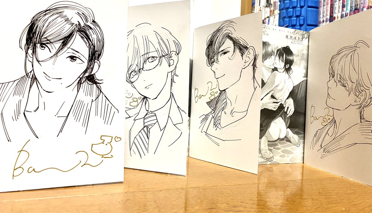 ラスト!サイン本らしいラフ絵で。実はこのサイズで顔を描くのが大きすぎて苦手です🤫ライブペイントに憧れる身としては大きい絵を描けるように練習したいところ…(というほどこの絵も大きくないし!) 