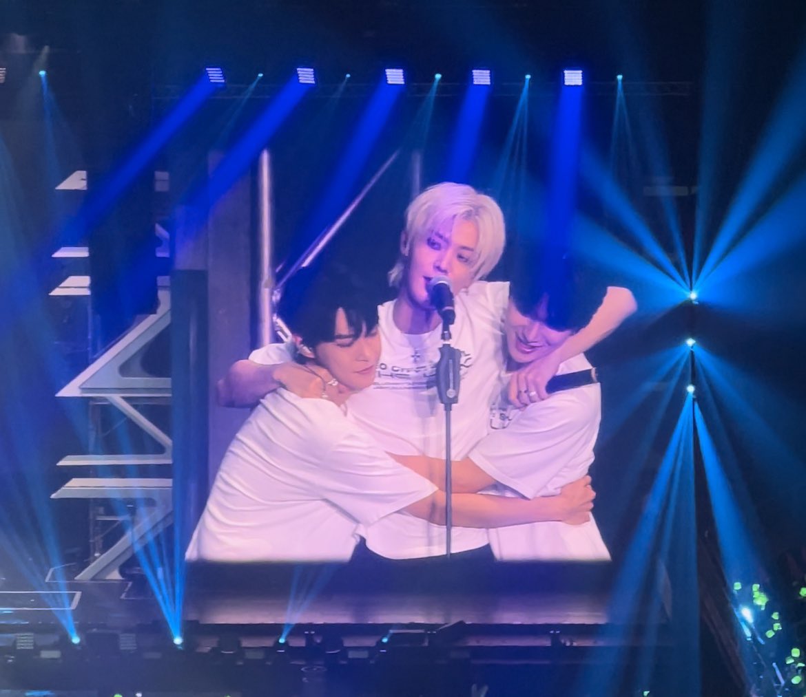 DOYUWOO HUGGING😭😭