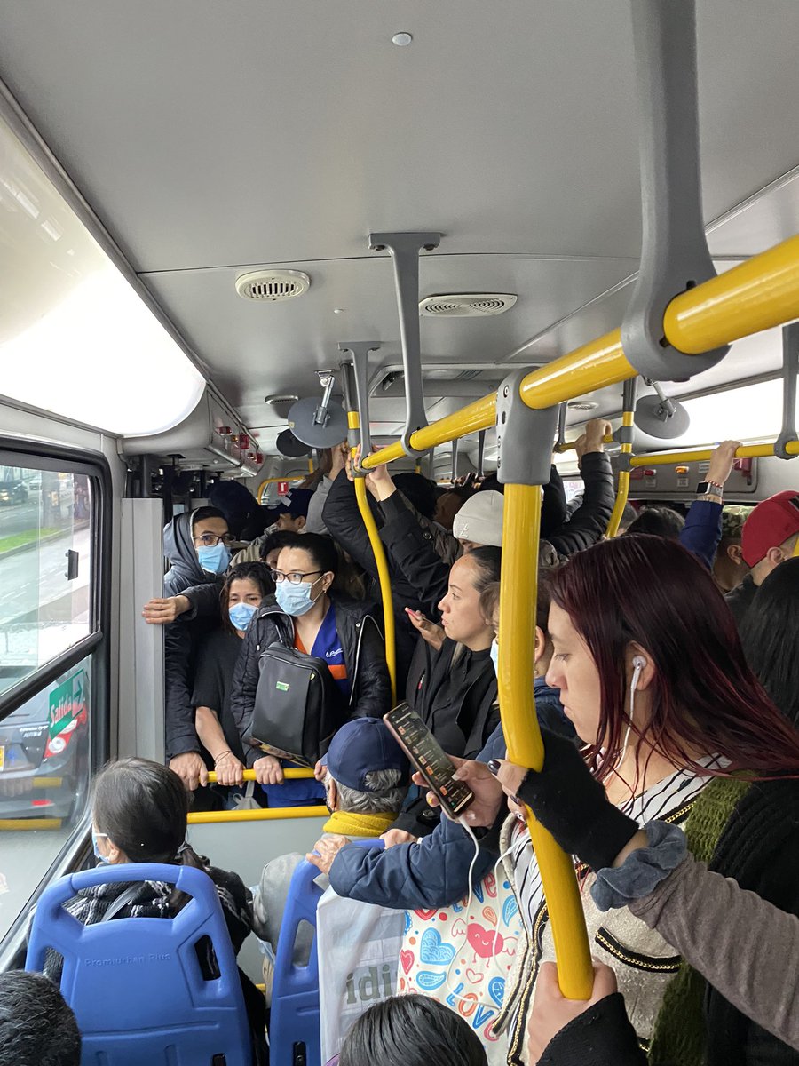 LuisFerDBayona's tweet image. Apenas tomó la Calle 26 y vean cómo va este #K86!! Qué envidia la gente que trabaje en el 20 de julio que puede darse el lujo de dejar pasar buses del #L82! Perros hijueputas, @TransMilenio !!