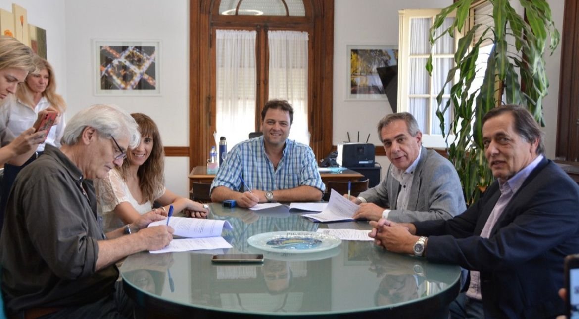 9 de Julio, Prov. de Buenos Aires: <a href="/redcame/">CAME</a> y <a href="/febaok/">➡️ Federación Económica Buenos Aires</a> impulsan el Centro Comercial Abierto. Participaron de la firma del convenio <a href="/barrosoed/">Mariano</a> (intendente), <a href="/carlosmcappe/">Carlos Mario Cappelletti</a>, Carolina Olguín (presidenta <a href="/nuclempresarial/">NuclempresarialNOBA</a>) y Luis Valinotti (pte. cámara local). Acompañó <a href="/OAntonione/">Oscar Antonione</a>.