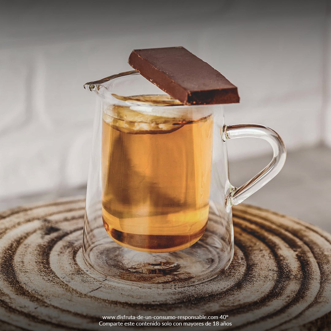 Atrévete con esta #receta de nuestro #cóctel Butter Tea &amp; Punch, inspirado en el clásico  ponche de mantequilla #RonMatusalem

40 ml. de Ron Matusalem Gran Reserva 23
40 ml. de té negro Darjeeling
2 cucharaditas de azúcar
1 porción de mantequilla