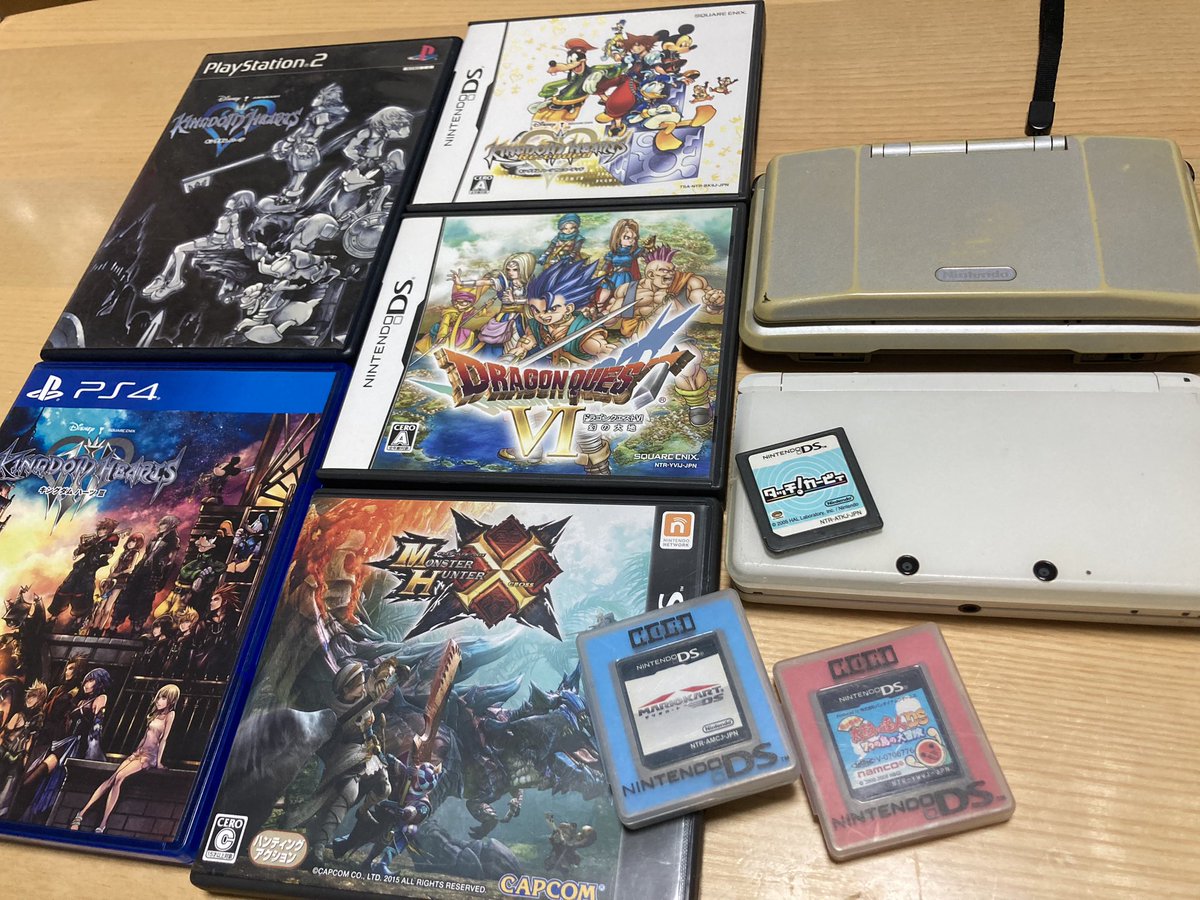 ickw_e3's tweet photo. 学生時代に私とゲームで遊んでくれた皆へ。ご無沙汰してます。この度大清掃をしていたところ購入記憶のないゲーム機及びソフトを発掘しました。「カリパク」です申し訳ありません。さらに持ち主を失念しました誠に申し訳ありません。お心当たりのある方はご連絡お願いします本当にごめんなさい。 https://t.co/1zu2xk3ENG
