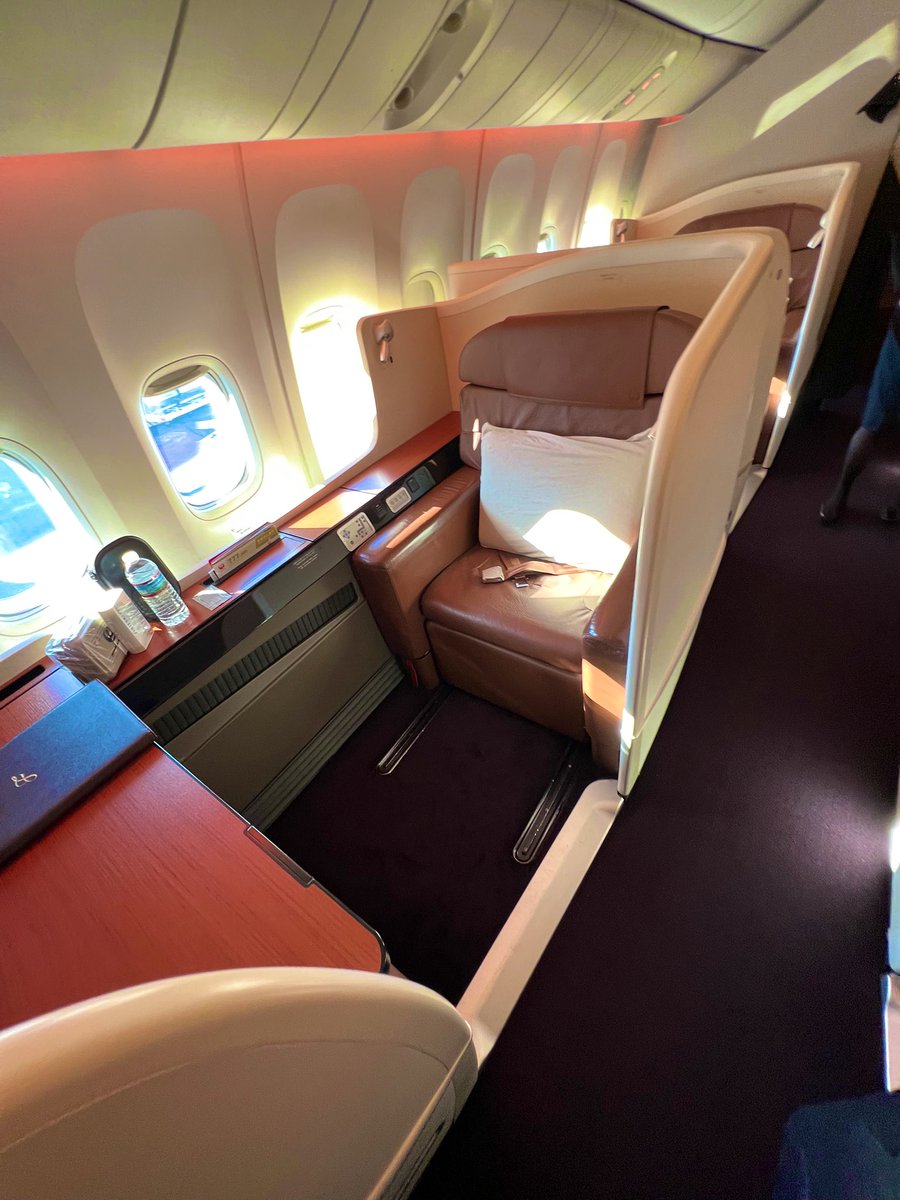 alohamiler's tweet photo. ニューヨークからの長時間のフライトのお供はワンワールド塗装機のJALファーストクラス✈️

アメリカン航空マイルで8万マイル
燃油サーチャージなしで諸税5.60$

今年は🇯🇵JAL2回🇶🇦カタール1回と
アメリカンマイルでファーストクラスにお世話になり感謝🙇‍♂️

#ファーストクラス　#JAL https://t.co/eA1FttNXnf