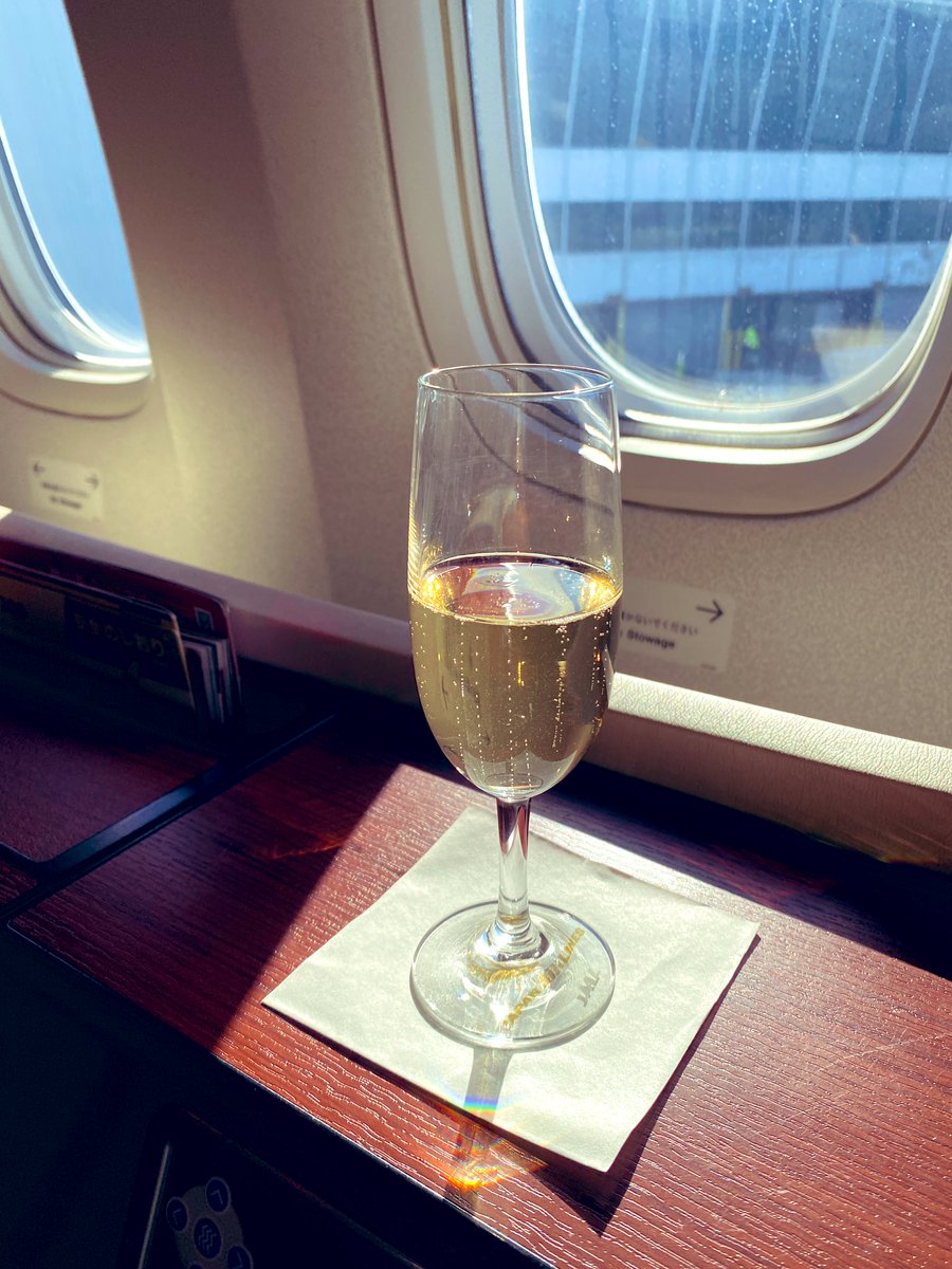 alohamiler's tweet photo. ニューヨークからの長時間のフライトのお供はワンワールド塗装機のJALファーストクラス✈️

アメリカン航空マイルで8万マイル
燃油サーチャージなしで諸税5.60$

今年は🇯🇵JAL2回🇶🇦カタール1回と
アメリカンマイルでファーストクラスにお世話になり感謝🙇‍♂️

#ファーストクラス　#JAL https://t.co/eA1FttNXnf