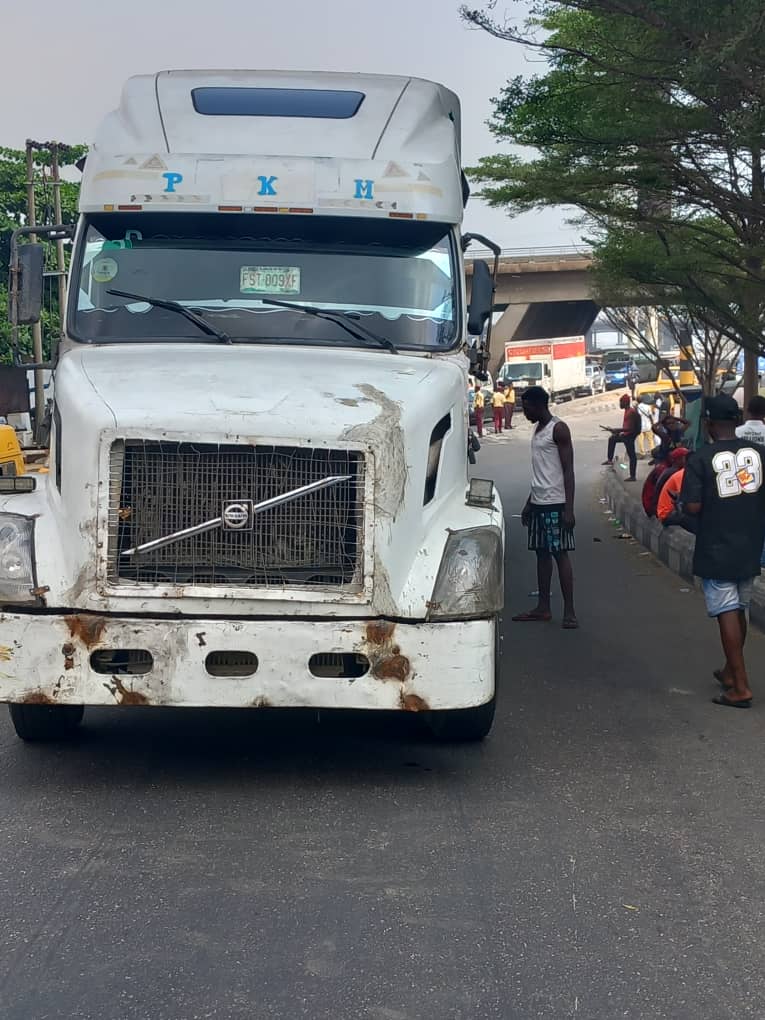 trafficbutter's tweet photo. VIA @followlastma: [12:45PM] #Apongbon #BreakdownA broken down loaded Tanker ascending Elegbata bridge having propeller problem. Owner is seriously working on it while Officers are on ground doing the needful. @trafficbutter https://t.co/rbrlFSPm4B