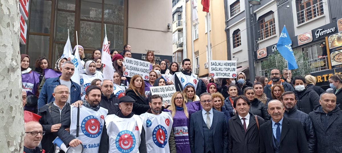 Kamu Dışı Aile Sağlığı Çalışanlarının Kadro Kapsamına Alınması İçin Türk Sağlık Sen İstanbul Şubeleri Olarak İl Sağlık Müdürlüğü Önünde Basın Açıklaması Gerçekleştirdik.
''KADROSUZ İSTİHDAM İSTEMİYORUZ''

KamuDışıASÇ KadroKapsamına