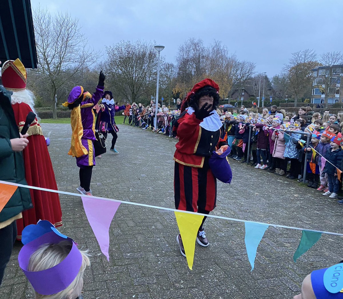 Wat een feest vanochtend! Sinterklaas met zijn Pieten bij ons op school! <a href="/JohannesSKOP/">Johannesschool</a> <a href="/SKOPPijnacker/">SKOP</a>