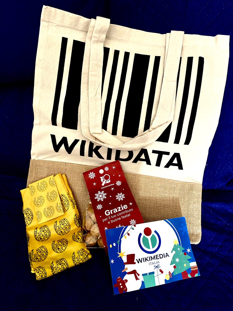 liafla_'s tweet photo. Grazie mille @WikimediaItalia per gli #auguri di #Natale2022 e questo meraviglioso kit @WikidataI @Wikipedia https://t.co/5ZcwKNwStt