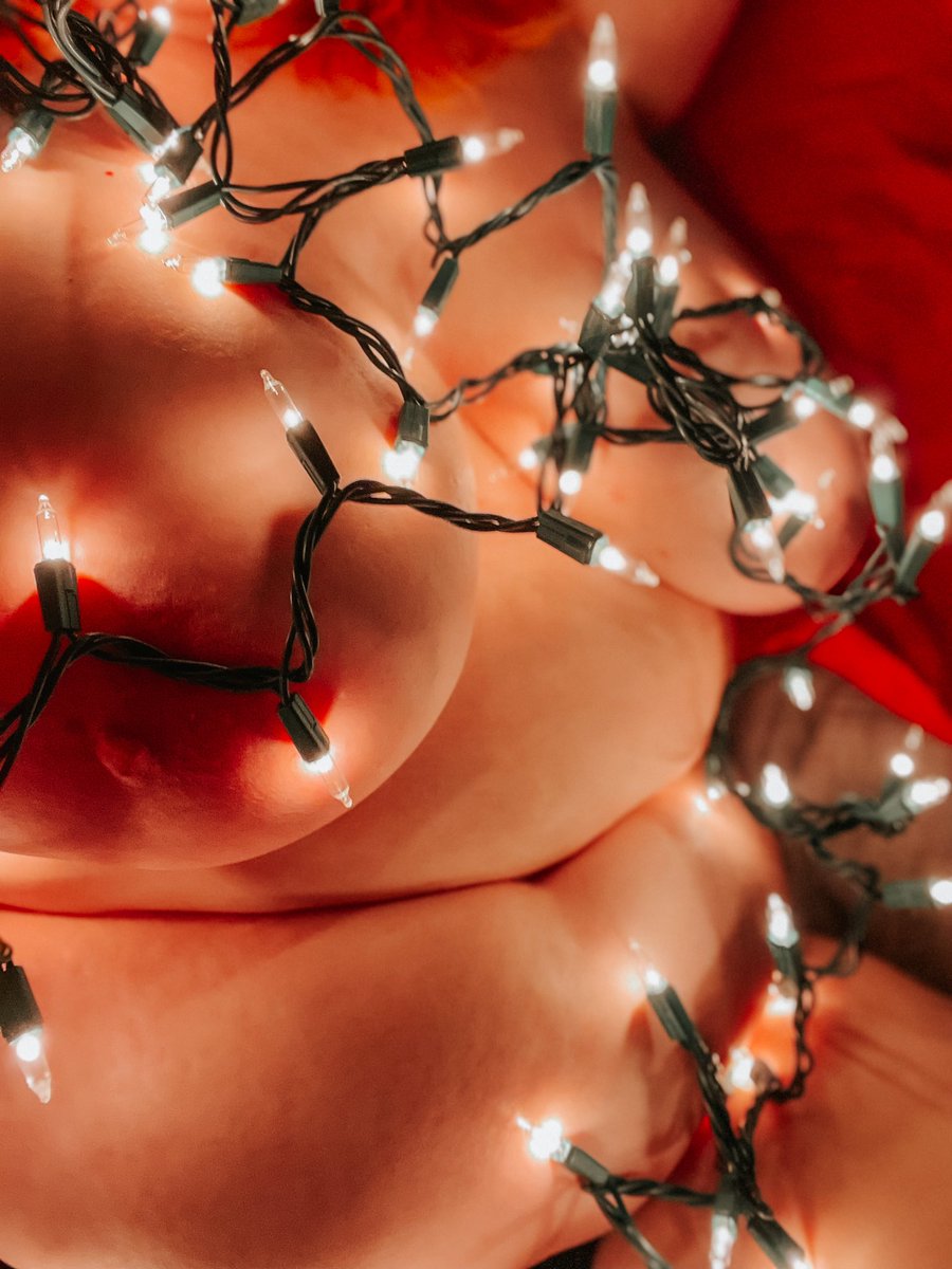 RightBitofKit's tweet photo. it’s beginning to look a lot like kit-mas 😘✨ https://t.co/oCbxdYPWU7