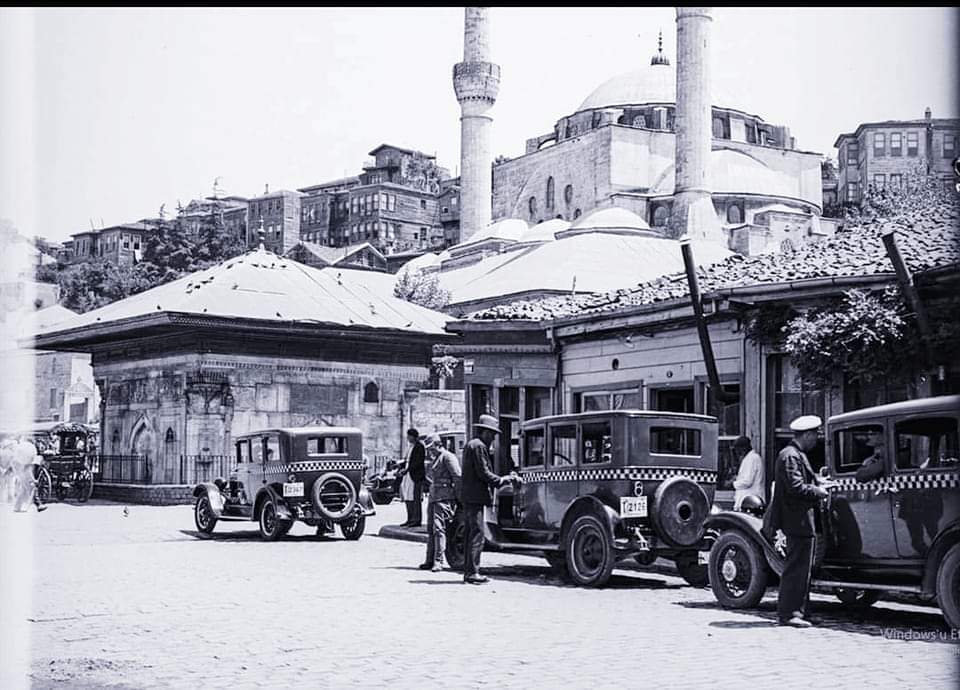 beylerbeyigrup's tweet photo. 📌BİR ZAMANLAR ÜSKÜDAR ;SIRADIŞI, BİLDİĞİMİZ, HATIRLADIĞIMIZDAN FARKLI BİR ÜSKÜDAR GÖRSELİ...1930 LU YILLAR... https://t.co/5FtRYUTmbI