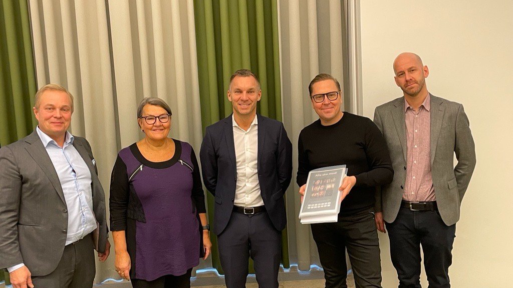 Uppropet är nu överlämnat på Finansdepartementet. Från vänster: Johan Henrikson vd Freja, Berit Robrandt Ahlberg ordförande Afasiförbundet, civilminister Erik Slottner, Kristofer von Beetzen produktchef Freja och Nicklas Mårtensson generalsekreterare Funktionsrätt Sverige. #freja