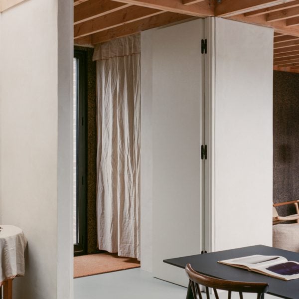 Polysmiths designs "beautifully sustainable" London house featuring cork-lined living spaces dlvr.it/SdsTDH