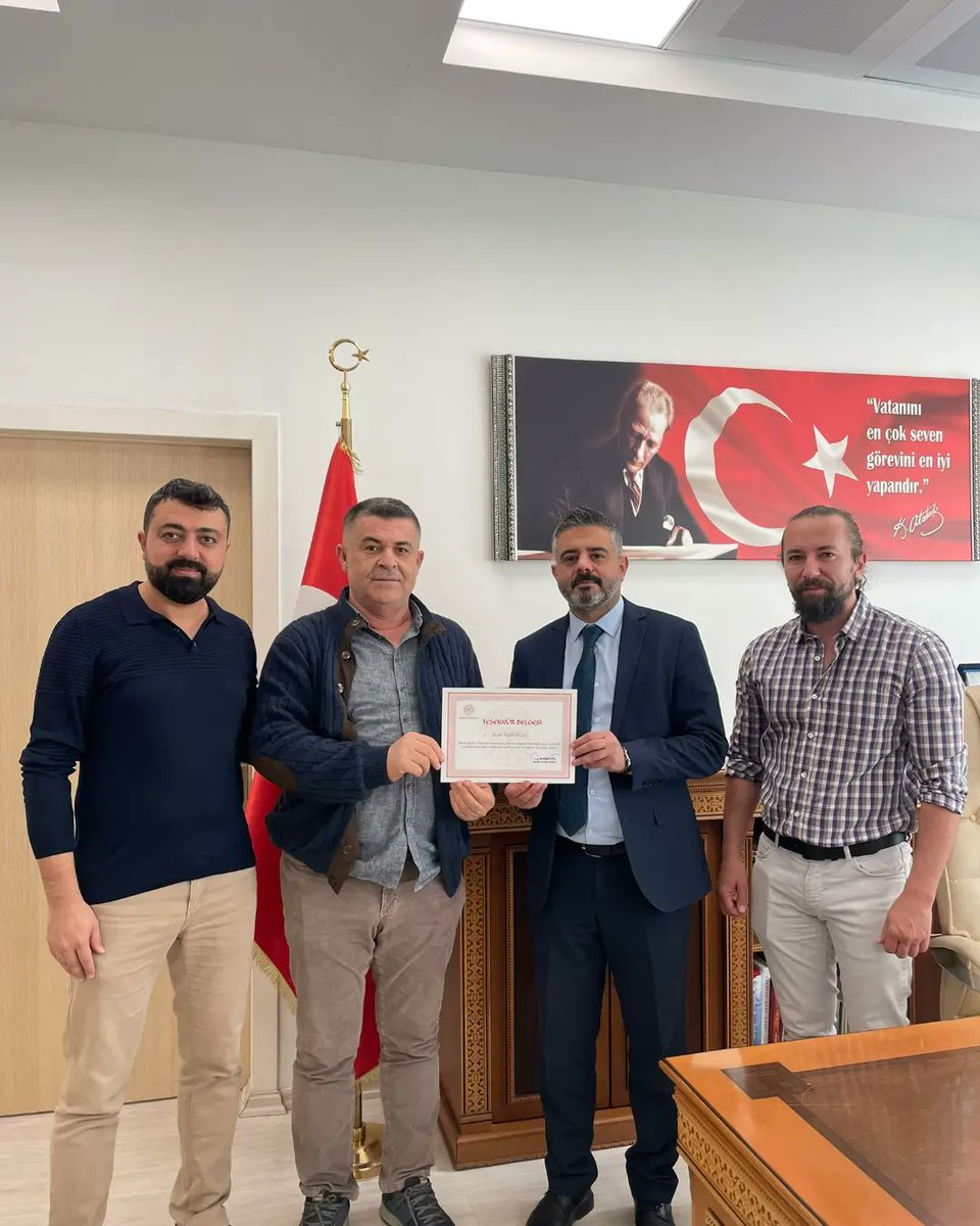 mardineah's tweet photo. Hastanemizde Poliklinik Hizmetlerinde Başhekim Yard. odasında çalışmakta olan personelimiz Vejdin Sesiz'e gösterdiği gayretlerden ötürü İl Sağlık Müdürümüz Uzm. Dr. Saffet YAVUZ tarafından teşekkür belgesi takdim edildi.  Emeklerinden dolayı teşekkür ederiz. @drsaffet https://t.co/qP7VDwdPgj