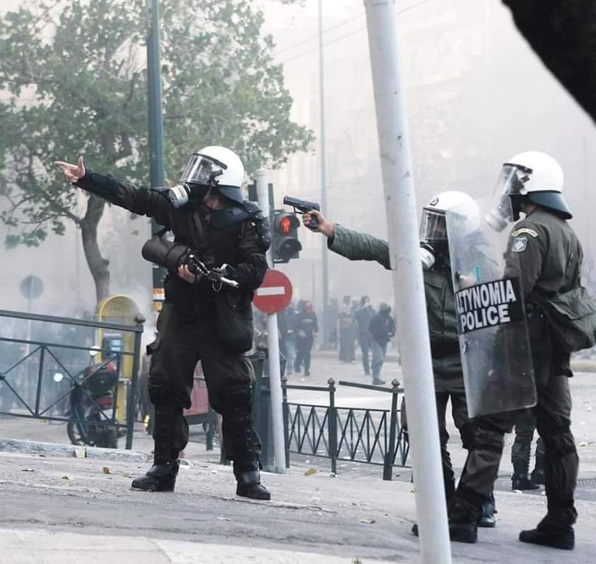 Ο Κώστας Τσιρώνης είναι ο δημιουργός μιας από τις πιο εμβληματικές φωτογραφίες της τελευταίας 15ετίας, την επόμενη μέρα της δολοφονίας του Αλέξη Γρηγορόπουλου.