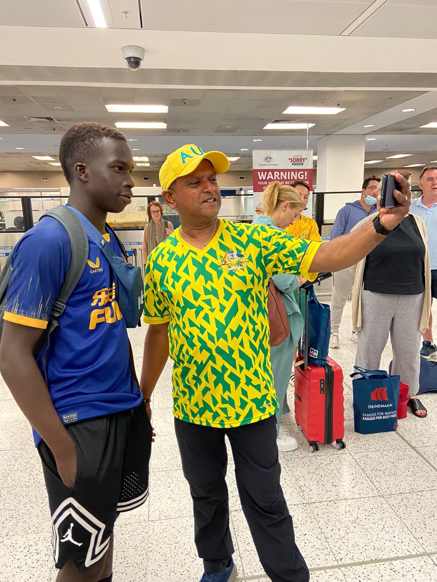 🇦🇺| Kuol returns back to Sydney wearing the #NUFC away kit 😍