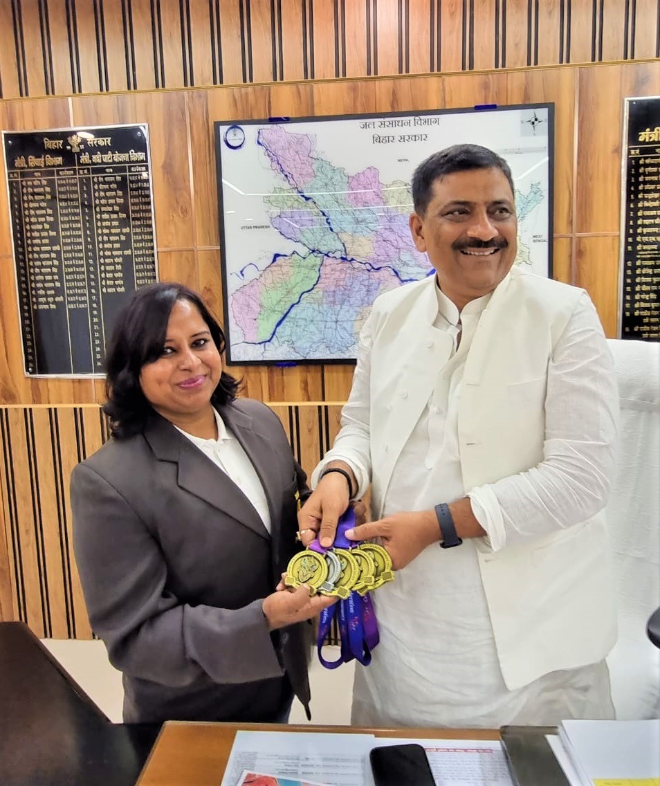 SanjayJhaBihar's tweet photo. हमें आप पर गर्व है👍

न्यूजीलैंड में हुई #कॉमनवेल्थ पावर लिफ्टिंग चैंपियनशिप में चार स्वर्ण व एक रजत पदक जीत कर भारत का परचम लहराने तथा नया कॉमनवेल्थ रिकार्ड कायम करने वाली श्रीमती सुधा कुमारी (@WRD_Bihar में कार्यरत) से आज अपने कार्यालय में मिल कर हार्दिक बधाई व शुभकामनाएं दी।💐 https://t.co/ZAe9fv2WjY