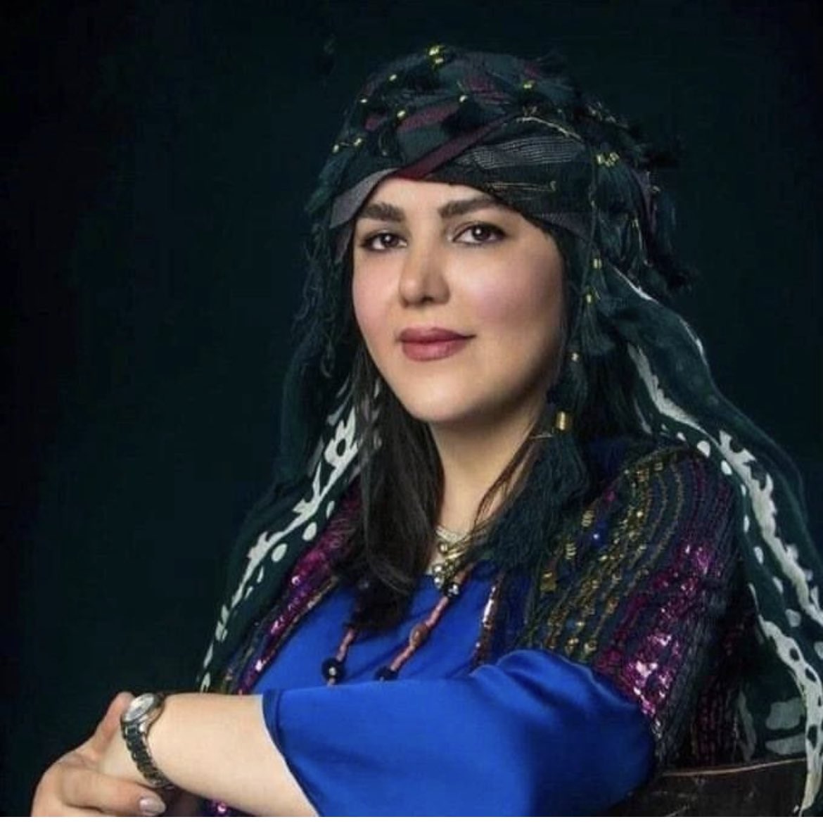 darushmemar's tweet photo. #شیوا_مفاخری دکترای ریاضی و معلم دبیرستان سجاد را به دلیل آنکه اجازه نداده نیروهای امنیتی دانش آموزان معترض را از کلاس ببرن��،در خیابان ربودند. او نمونه معلمی شرف است.صدایش باشیم.
مدیر مدرسه که با اشاره دستگاه سرکوب از خانم معلم،شکایت کرده کاش کمی ازشرافت او را داشت. 
#مهسا_امینی https://t.co/TGJkI6Jt9F