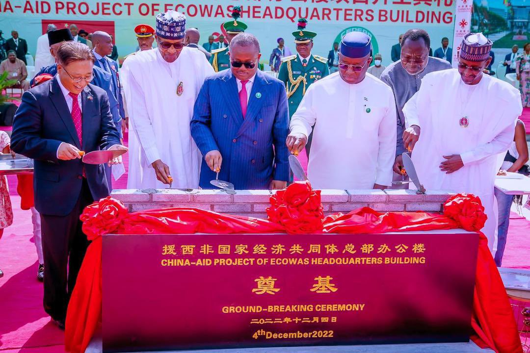 Les animateurs des États africains ont de l’argent pour se construire des villas, des palais, acheter des maisons, des appartements, des biens immobiliers à travers le monde, mais n’ont pas de sous pour construire le siège de la Cedeao. C’est les Chinois qui l’offrent. #NoMoreAid