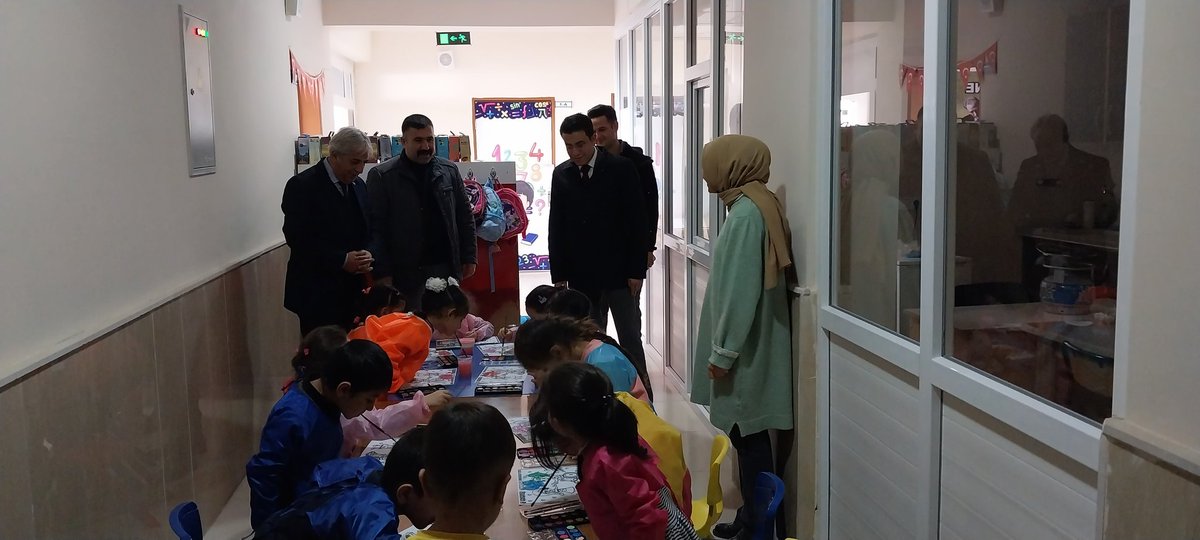 İlçe Kaymakamımız Sayın Fikret DAĞ ve İlçe Milli Eğitim Müdürümüz Sayın Mutluk ÖZDEN okulumuza ziyarette bulunarak öğretmen ve öğrencilerimizle hasbihal etmişlerdir. Kendilerine bu kıymetli ziyaret et için teşekkürlerimizi arz ederiz. Şeref verdiniz. @fikretdag01 <a href="/Ozdenmutluk49/">mutluk özden49</a>