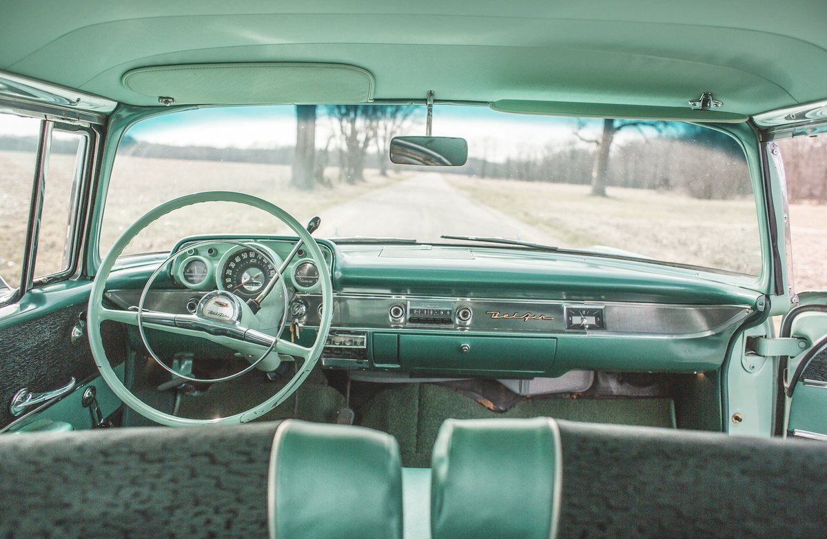 Aprofitant les vacances d'aquest pont, quant pagaríeu per poder conduir un #clàssic amb aquest espectacular acabat interior? 😎

Com ens enamoren els #vehicleshistòrics!