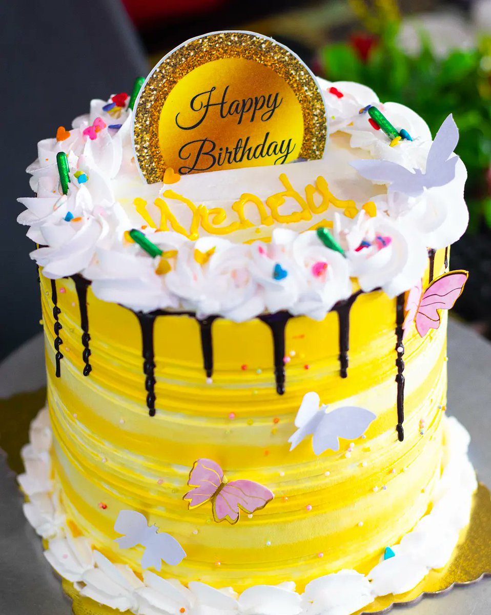 klassic_bites's tweet photo. Yellow/Gold = Royalty 👸 😋
#linkup for all your yummy treats on 0555077589 .
#birthday #newpost #cake #pastrychef #cakedecorating #newpost #cakes #ghanacakes #roundcakes #celebration🎂 #happybirthday #birthdaycake #details #vanillacake #new #redvelvet #yellowcakes https://t.co/oKFuRi59fK