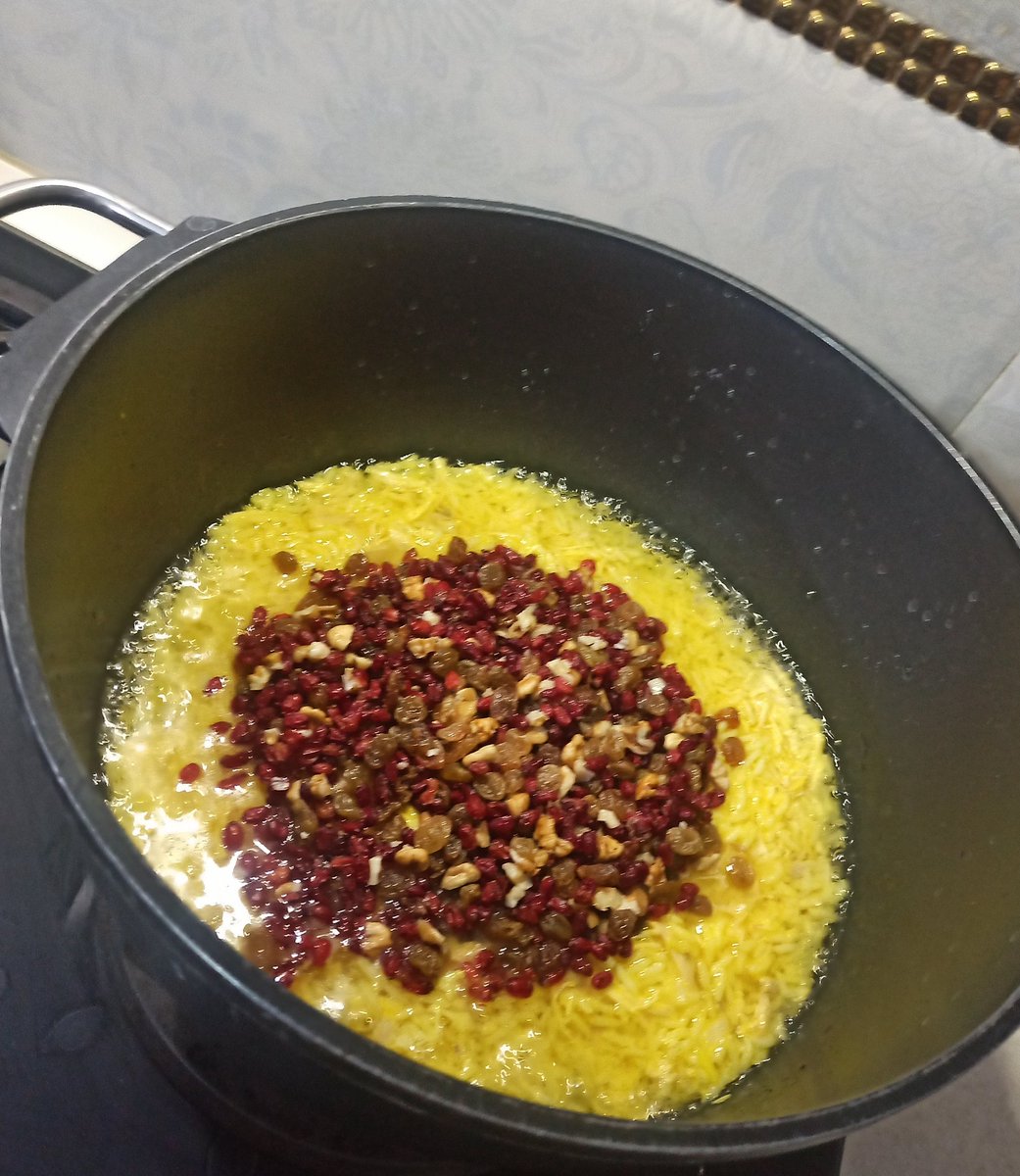 MissZari4's tweet photo. ته چین مرغ زری پز🥰👩‍🍳
آشپزی یکی از کارای لذت بخشی هست که نیاز به علاقه،ذوق،حوصله خانم خونه داره😉
مواد لازم:برنج،تخم مرغ،زعفران،مرغ،ماست،زرشک،کشمش،مغزگردو،گلاب،دارچین،روغن
میتونید به راحتی این ترکیب رو درست کرده و نوش جان کنید🥰 https://t.co/oBYG3FwpgP
