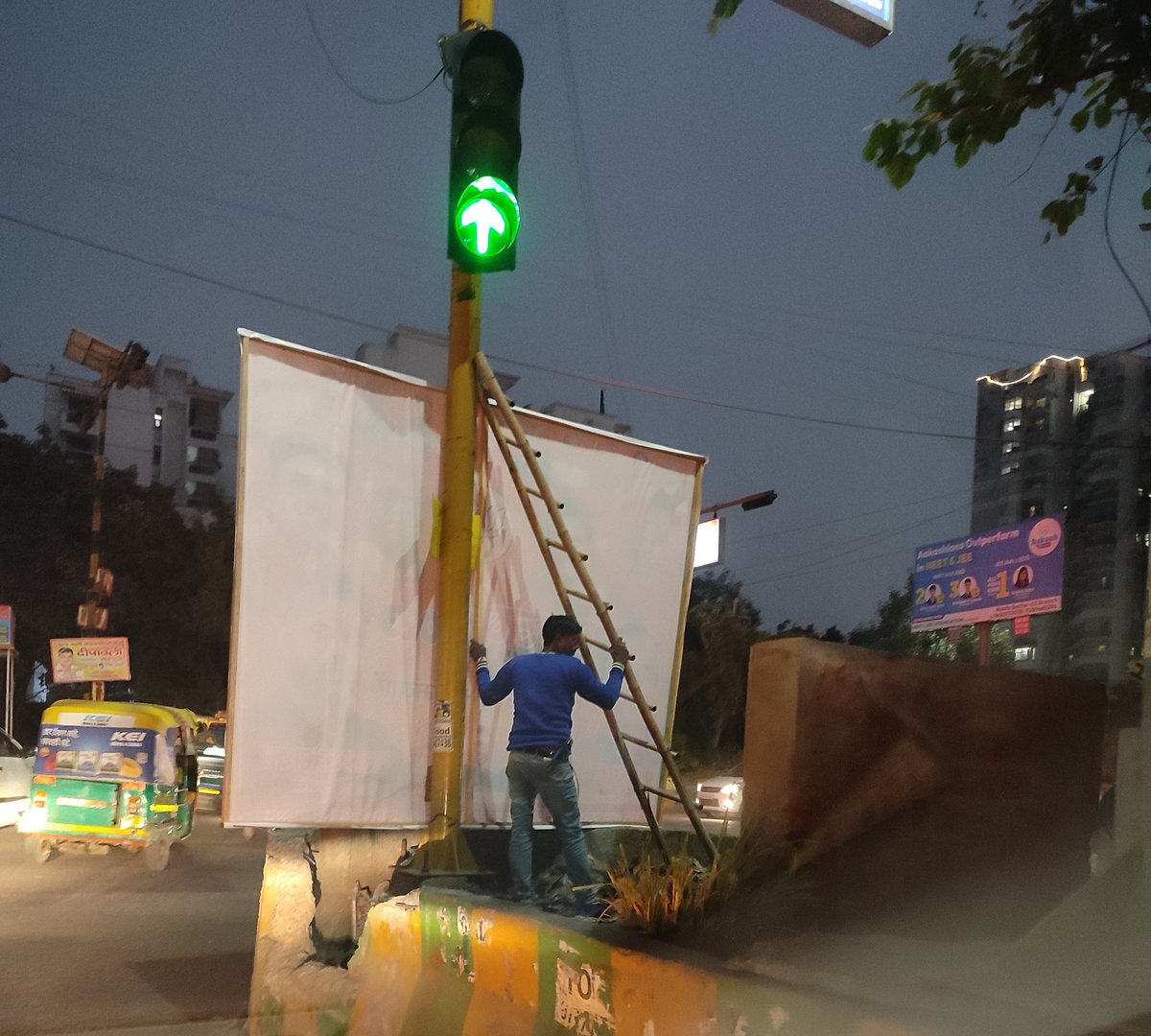 2402's tweet photo. Hoarding blocking view at busy Jaipuria mall crossing! https://t.co/YCCzKNIeV9