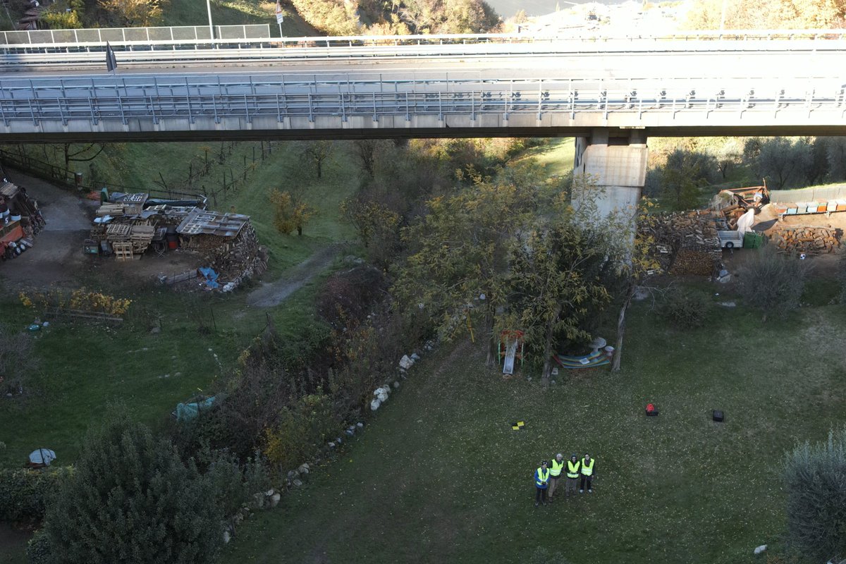 LabMGF's tweet photo. Last week we were involved in the activities of #bridgeinspection in the area of Provincia di Brescia. Through an integrated approach adopting traditional topographic techniques, #terrestriallaserscanning and #dronephotogrammetry the team conducted 2 bridge inspections 🌁
🧵1/n https://t.co/oKApVC9A0O