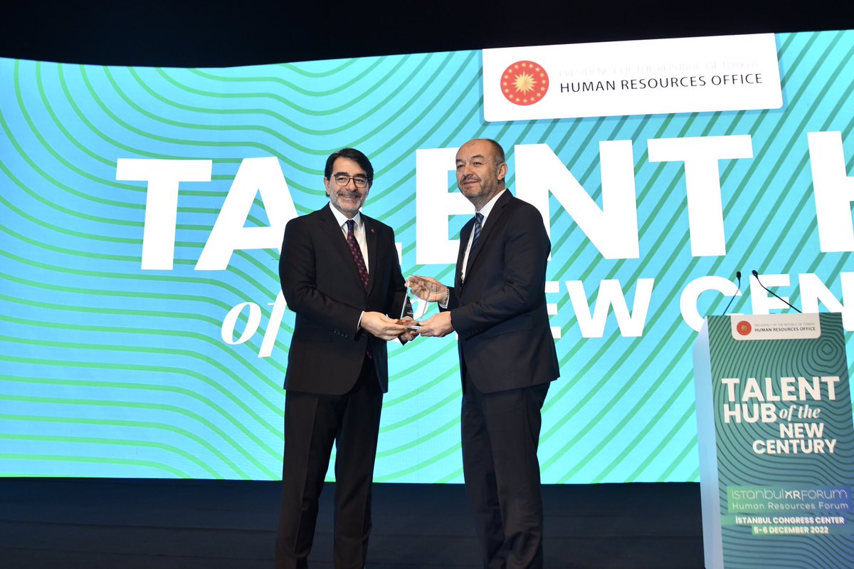 SosyalKardemir's tweet photo. İstanbul HR Forumu’nda İnsan Kaynakları ve İdari İşlerden Sorumlu Genel Müdür Yardımcımız Uğur Altundağ, Cumhurbaşkanlığı İnsan Kaynakları Ofisi Başkanı Doç. Dr. Salim Atay’dan şirketimiz adına sponsorluk teşekkür plaketini aldı.
#Kardemir #Cbiko https://t.co/37G0PTCM5W