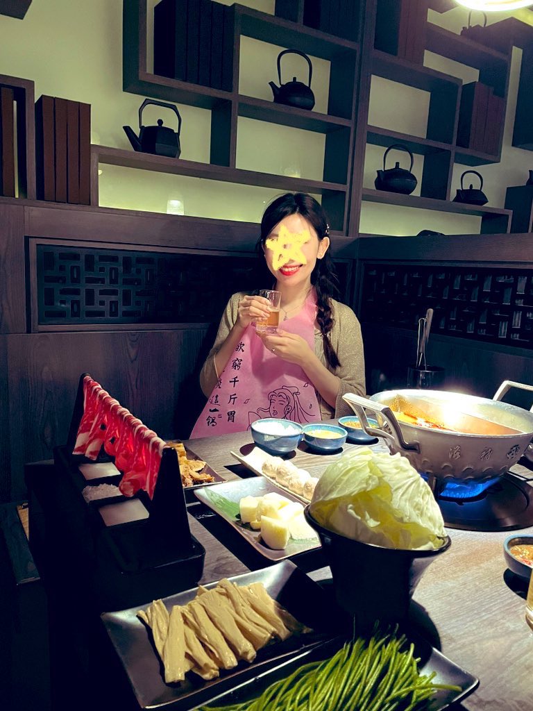 u_u10design's tweet photo. 週末日本に帰ってきました🙆‍♀️ 最後の晩御飯は火鍋♪ 辛くて美味しい😙💗

旅行ブログはじめたくって自身でも調べているんですが、これ参考にしたらいいよーなど、情報頂けると嬉しいです☺️📩

#麻辣火鍋　#blog  #ブログはじめたい　#旅行　#台湾　#台北 https://t.co/g9NfEhGe6i