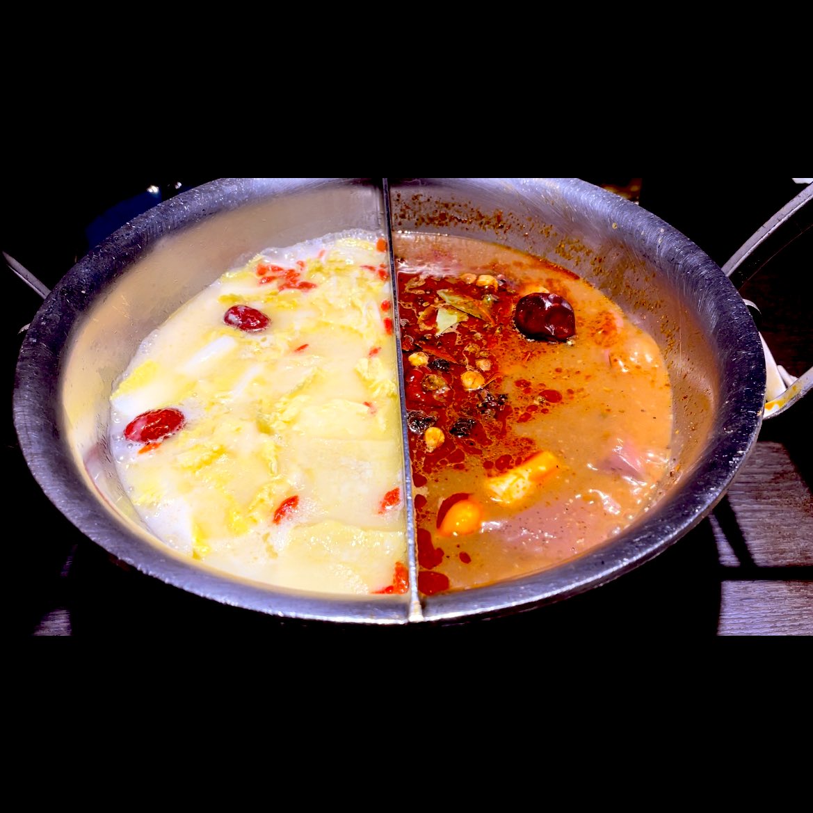 u_u10design's tweet photo. 週末日本に帰ってきました🙆‍♀️ 最後の晩御飯は火鍋♪ 辛くて美味しい😙💗

旅行ブログはじめたくって自身でも調べているんですが、これ参考にしたらいいよーなど、情報頂けると嬉しいです☺️📩

#麻辣火鍋　#blog  #ブログはじめたい　#旅行　#台湾　#台北 https://t.co/g9NfEhGe6i