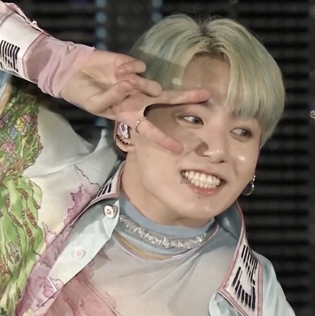 vminkookfairies's tweet photo. jungkook concert moments that i’m emotionally attached to — a thread: https://t.co/6N32doNVvG